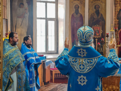 В праздник Успения Пресвятой Богородицы епископ Валуйский и Алексеевский Савва совершил Божественную Литургию в Успенском храме поселка Волоконовка