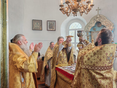 Епископ Валуйский и Алексеевский Савва совершил Божественную Литургию в храме святителя Тихона Задонского села Камышеватое