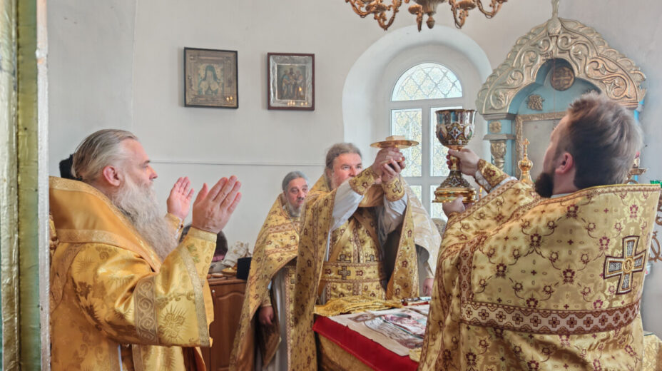 Епископ Валуйский и Алексеевский Савва совершил Божественную Литургию в храме святителя Тихона Задонского села Камышеватое