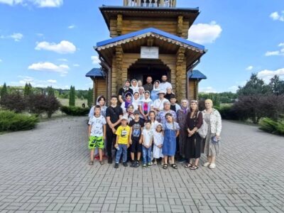 Настоятель храма Рождества Пресвятой Богородицы города Бирюч месте с воспитанниками воскресной школы совершили паломническую поездку в село Никольское