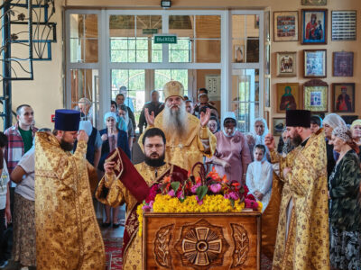 Епископ Валуйский и Алексеевский Савва совершил Божественную Литургию в храме Покрова Пресвятой Богородицы поселка Вейделевка