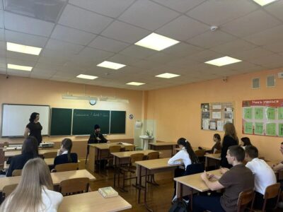 В стенах ОГБОУ «Вейделевская СОШ» прошла встреча обучающихся 11-го класса с руководителем Миссионерского отдела епархии