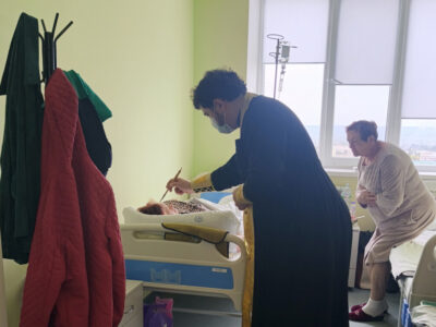 Священнослужители Валуйского благочиния совершили обход палат с больными в Валуйской ЦРБ