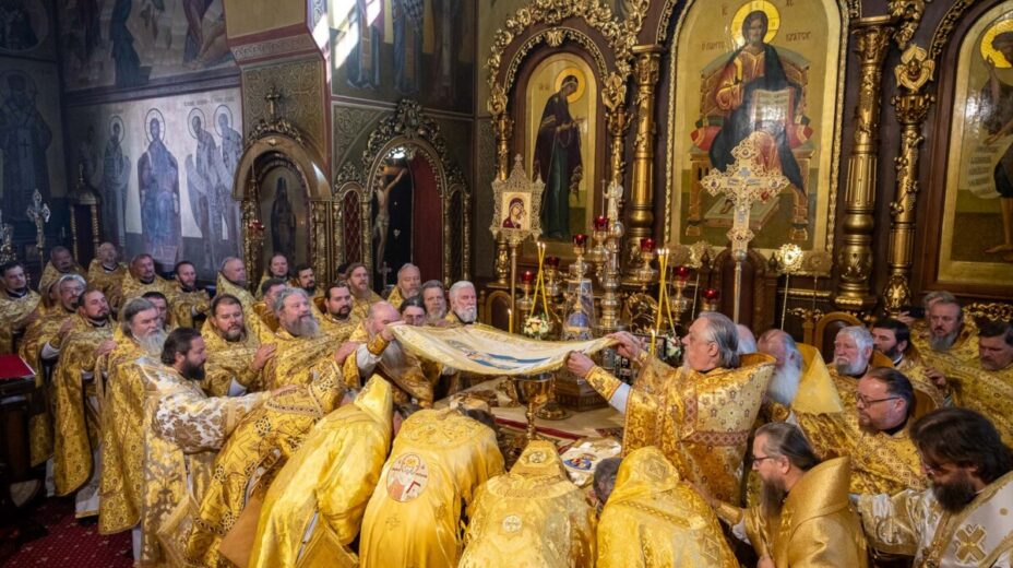 В день празднования 115-летия канонизации святителя Иоасафа, епископа Белгородского, чудотворца, и 35-летия второго обретения его святых мощей Преосвященнейший епископ Савва вместе с духовенством епархии принял участие в торжественном соборном богослужении в Спасо-Преображенском кафедральном соборе города Белгорода