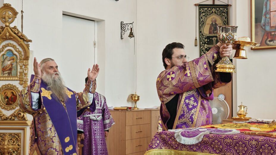 В праздник Воздвижения Животворящего Креста Господня правящий архиерей Валуйской епархии совершил Божественную Литургию в Свято-Николаевском кафедральном соборе города Валуйки