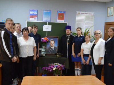 Настоятель Покровского храма села Иловка посетил классные часы посвященные памяти Героя России Владимира Васильевича Бурцева
