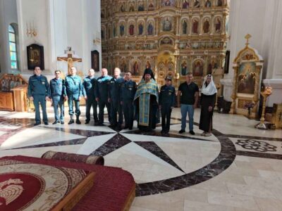 Сотрудники МЧС Валуйского МО приняли участие в молебном пении в Свято-Николаевском кафедральном соборе города Валуйки