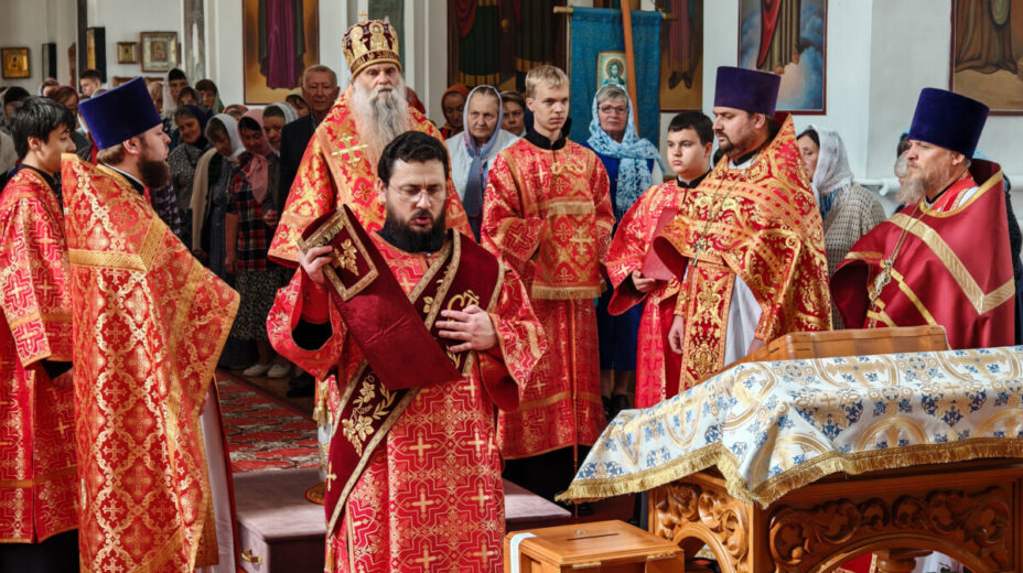 Епископ Валуйский и Алексеевский Савва совершил Божественную Литургию в храме Успения Пресвятой Богородицы села Ливенка
