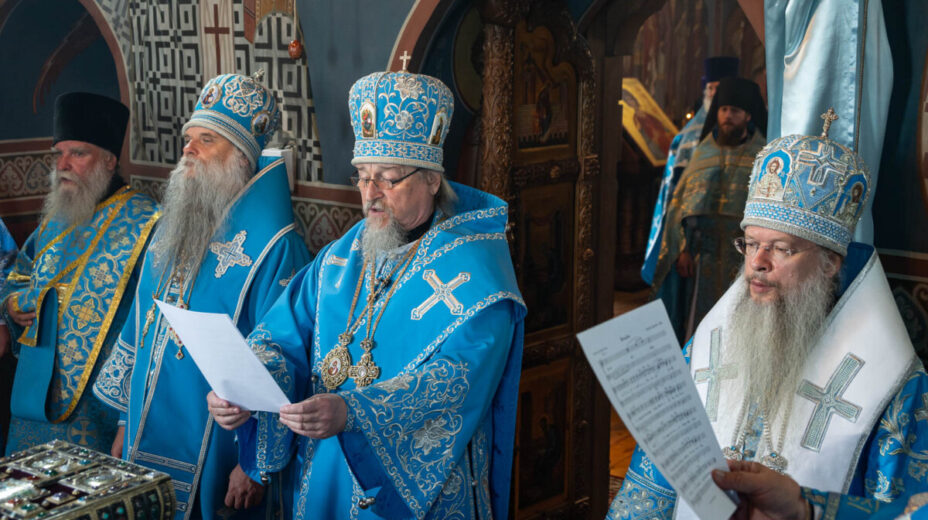Правящий архиерей Валуйской епархии принял участие в соборном богослужение в храме Донской иконы Божией Матери Свято-Троицкого Холковского монастыря по случаю дня рождения главы Белгородской митрополии