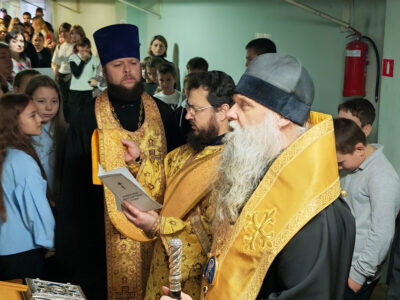 Преосвященнейший епископ Савва с архипастырским визитом посетил среднюю общеобразовательную школу №2 города Валуйки и совершил молебное пение в начале учебного года