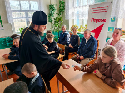 Священник посетил Яблоновскую основную общеобразовательную школу и провел встречу с преподавателями и учащимися