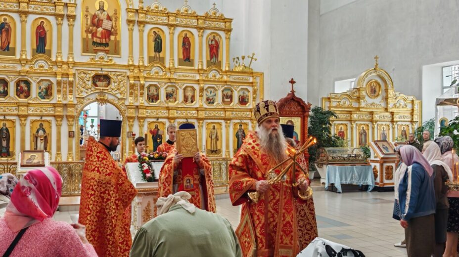 Преосвященнейший епископ Валуйский и Алексеевский Савва совершил Божественную Литургию в соборе Покрова Пресвятой Богородицы города Бирюч