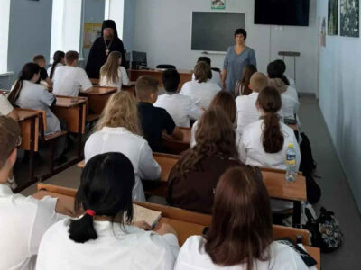 Священнослужитель принял участие в круглом столе на тему «Духовно-нравственные ориентиры личности» в ОГАПОУ «Валуйский колледж»