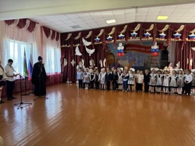 Священнослужители Вейделевского благочиния поздравили обучающихся с Днем знаний