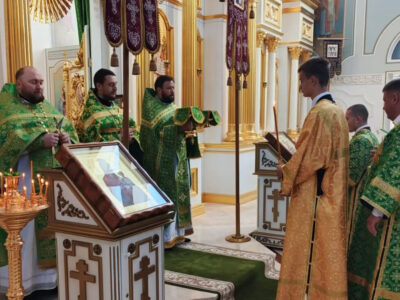 Учащиеся ЧОУ СОШ «Белогорский класс» и сотрудники НОЦ «Бирюч» помолились за праздничной Божественной Литургией в храме преподобного Сергия Радонежского поселка Белая Вежа