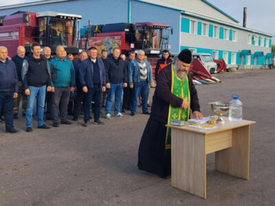 Настоятель Свято-Троицкого храма села Большебыково совершил традиционный молебен перед началом проведения уборочных полевых работ