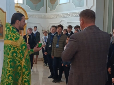 В храме преподобного Сергия Радонежского поселка Белая Вежа был отслужен еженедельный молебен для учащихся