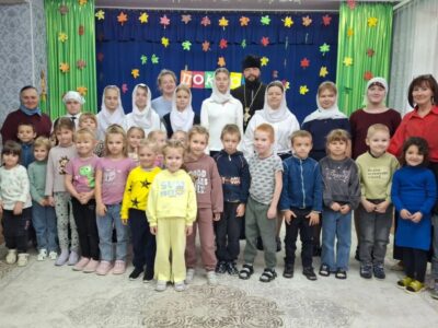 Благочинный Бирюченского округа с преподавателями и воспитанниками воскресной школы «Покров» посетили детский сад «Солнышко»