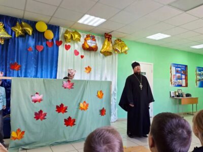 Настоятель храма Рождества Пресвятой Богородицы города Бирюч с воспитанниками воскресной школы посетили МБОУ «Хуторская ООШ»