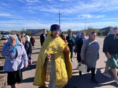 От Покровского храма села Иловка был совершен традиционный крестный ход вокруг села