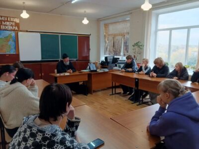 Настоятель храма Спаса Нерукотворного поселка Волоконовка провел урок-беседу со студентами Ютановского агромеханического техникума